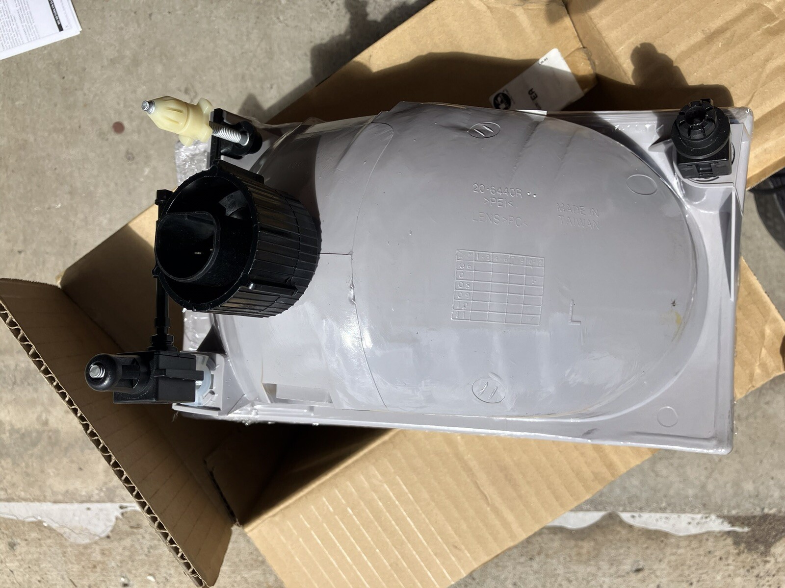 2C3Z.13008.AB replacement TYC 20-6440-00-9 Ford Super Duty 2002-2004