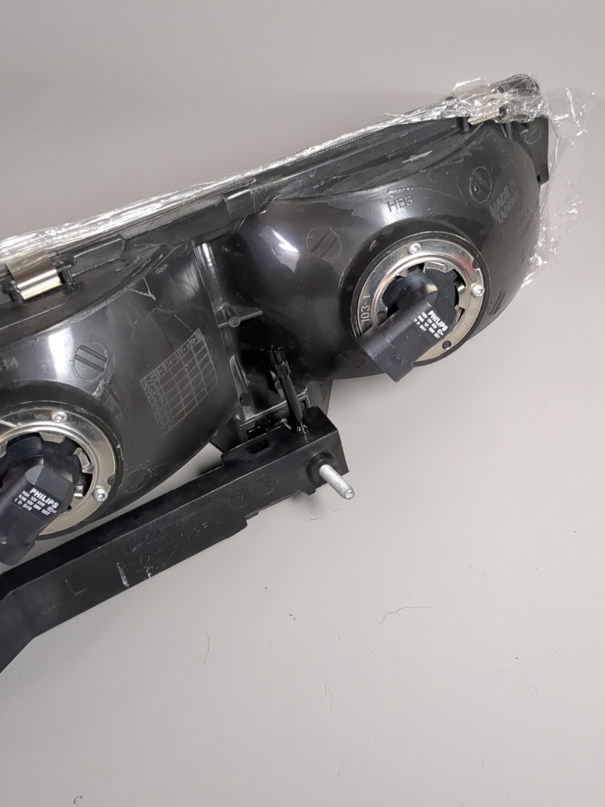 TYC 20-5058-00 Replacement Headlight For Saturn Phillips Bulbs Driver Side Left