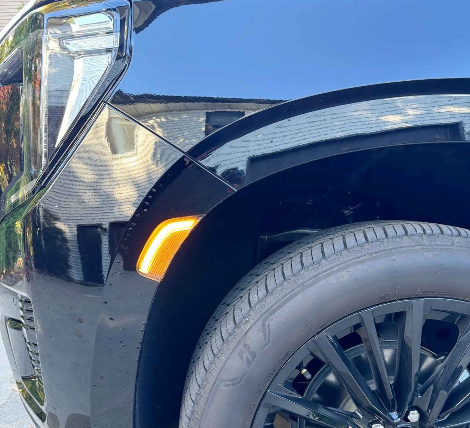 Smoked Bold Arch Amber LED Front Side Markes For 2021-24 Yukon Suburban Escalade