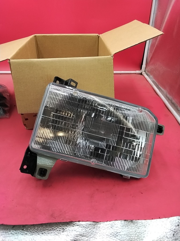 Headlight TYC 20-1585-00 1987-95 Nissan Pathfinder 86-89 Pick Up