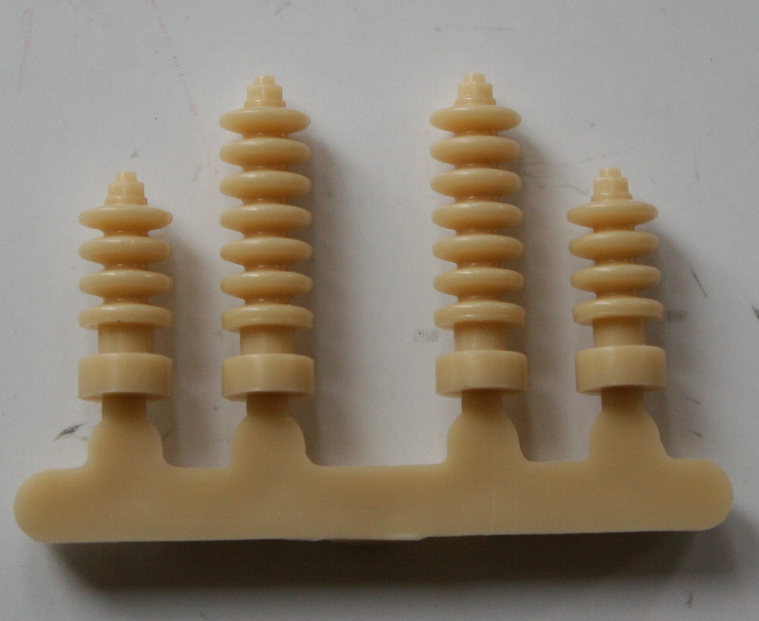 LIONEL 2461 6461 OFF WHITE INSULATORS FOR TRANSFOMERS 2 LONG 2 SHORT