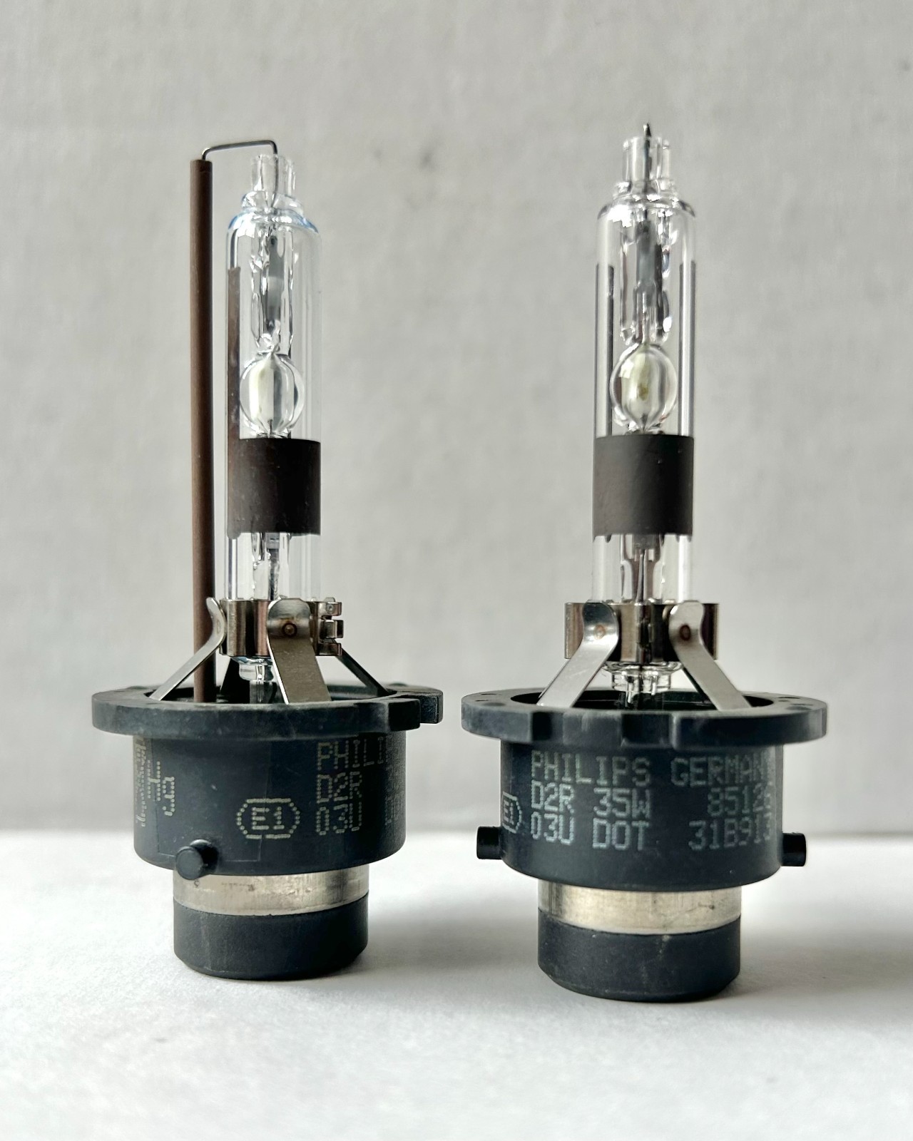 2x Philips Germany D2R 85126 Xenon HID Light Bulb Set Lamp Free Shipping!