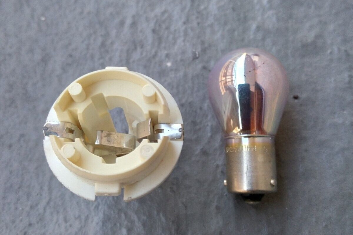 2002-2008 BMW E65 E66 7-SERIES REAR TURN SIGNAL LIGHT SOCKET CHROME SILVER BULB