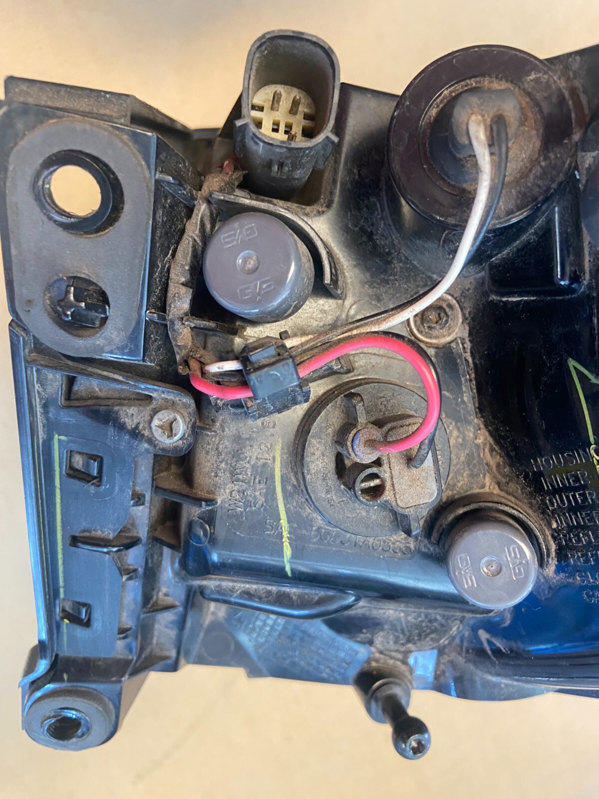 2017-2022 chrysler pacifica. halogen. left side. driver side. outer.