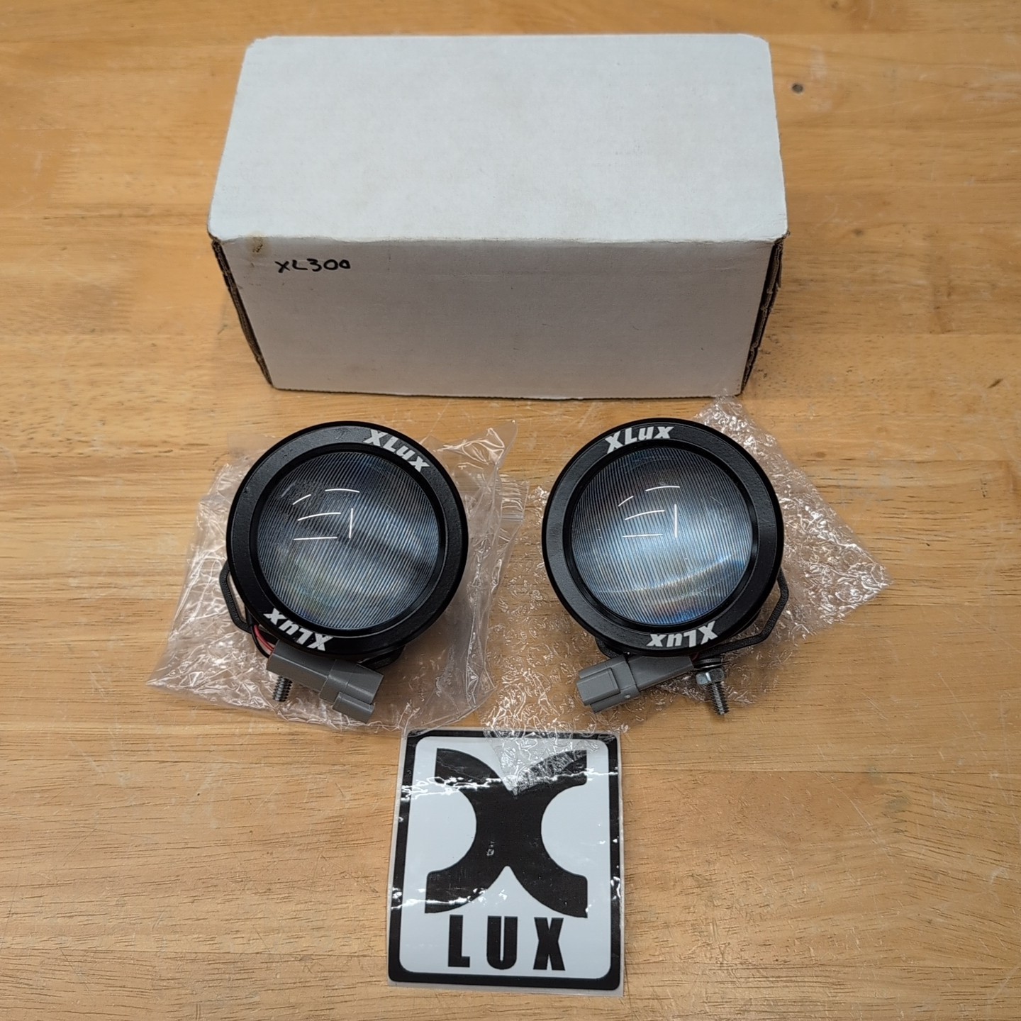 XLUX XL300 Series White Fog Pod LED Lights – Pair – 10W – 1000lm – FREE SHIP!