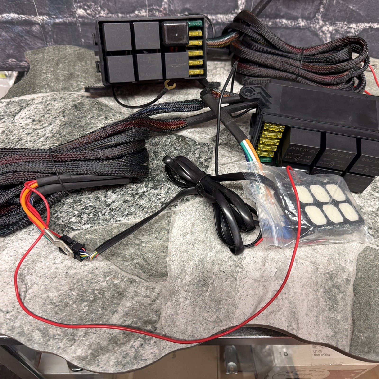 The Bully Brand Bs-100 6 Gang Switch Panel Fit For 12-24V DC ( 2pc For Parts)