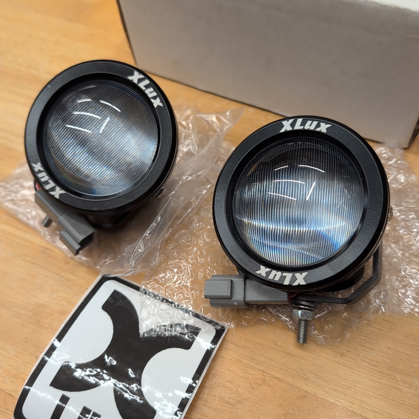 XLUX XL300 Series White Fog Pod LED Lights – Pair – 10W – 1000lm – FREE SHIP!