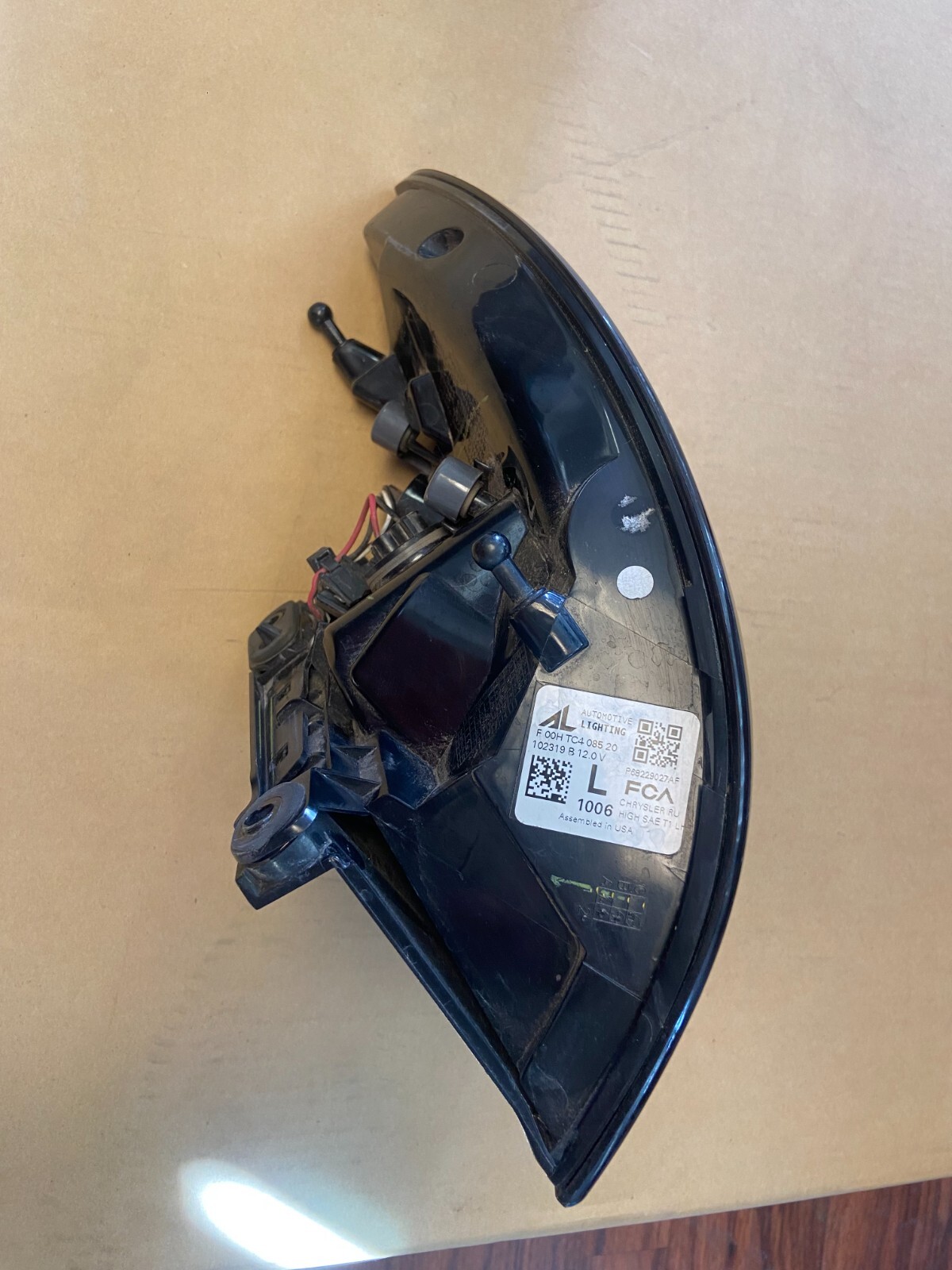2017-2022 chrysler pacifica. halogen. left side. driver side. outer.