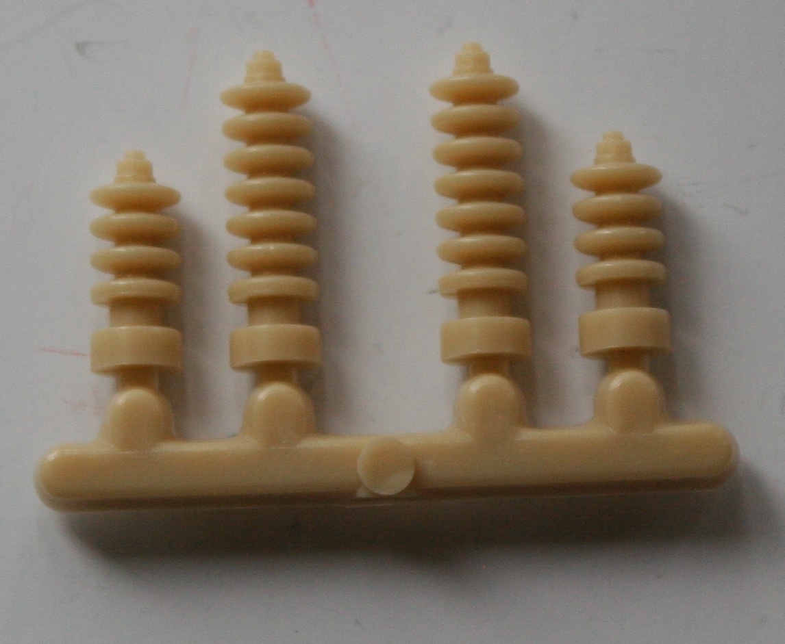LIONEL 2461 6461 OFF WHITE INSULATORS FOR TRANSFOMERS 2 LONG 2 SHORT